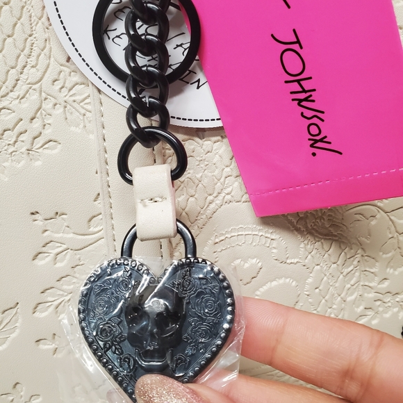 Betsey Johnson Halloween embossed Skull tote with removable Skull 💀 Keychain - Picture 3 of 10